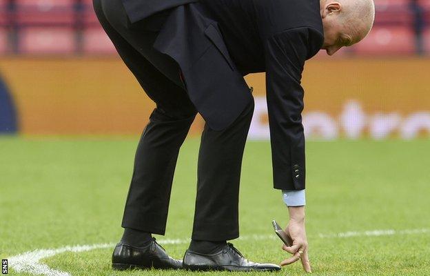 Rangers manager Mark Warburton tests the Hampden Park