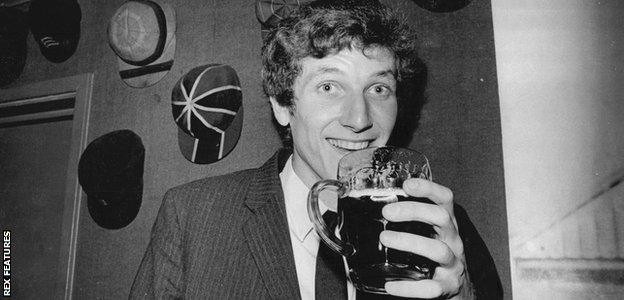 Bob Willis enjoys a beer