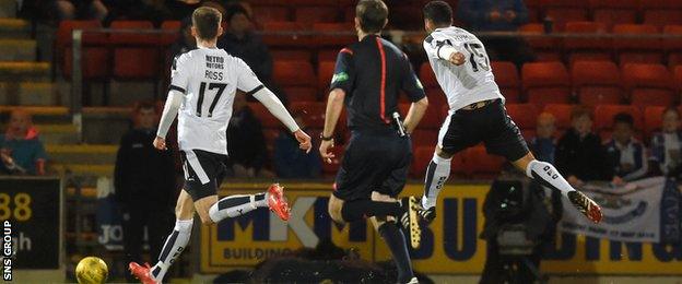 Kane Hemmings fires Dundee in front