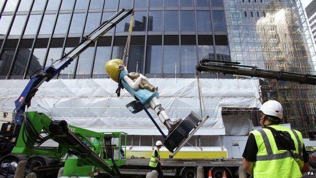 The statue being erected