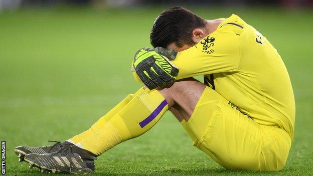 Fabianski sits on the pitch injured