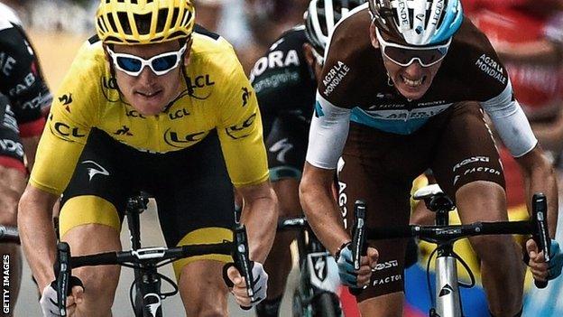 Geraint Thomas (left) and Romain Bardet sprinting for the finish line on stage 19