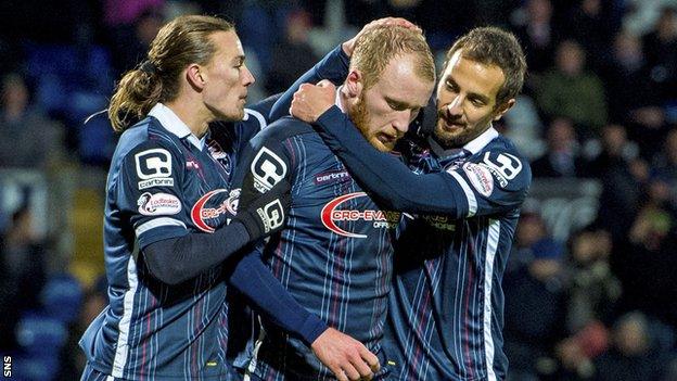 Liam Boyce (centre)