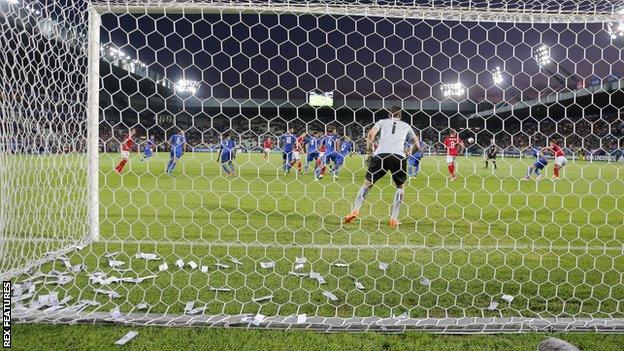 Fake cash thrown at Gianluigi Donnarumma