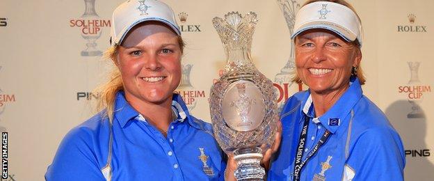 Caroline Hedwall and Europe captain Liselotte Neumann with the Solheim Cup