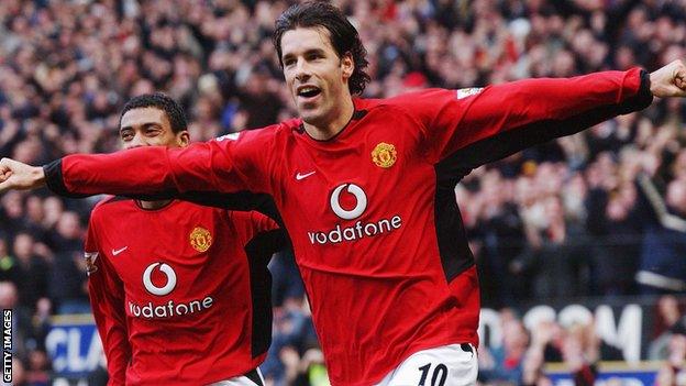 Ruud van Nistelrooy of Manchester United celebrates with Kleberson after scoring during the FA Premiership match between Manchester United and Manchester City at Old Trafford on December 13, 2003