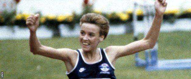 Liz McColgan celebrates winning 10,000m gold at the 1986 Commonwealth games in Edinburgh