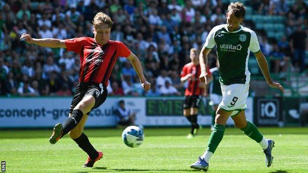 Christian Doidge scores for Hibernian against Clyde