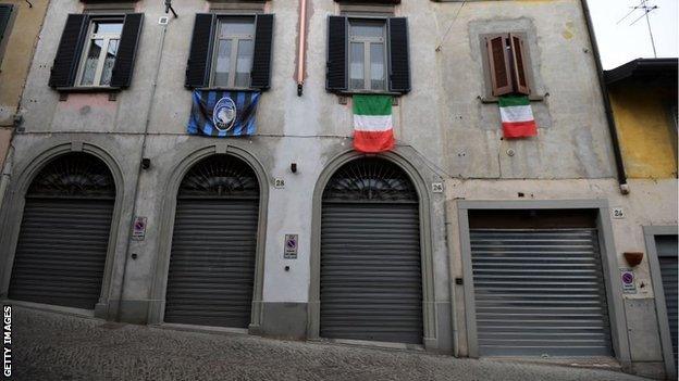 Atalanta and Italy flags