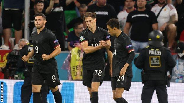 Jamala Musiala celebrates with Leon Goretzka