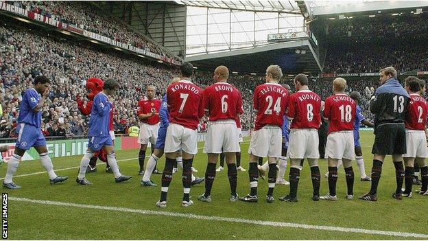 Manchester United give Chelsea guard of honour