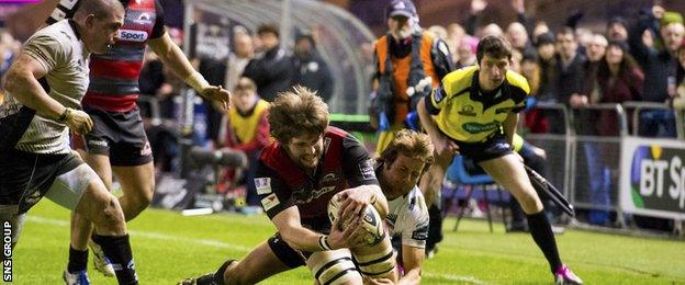 Alex Toolis dives in to score a dramatic late try for Edinburgh