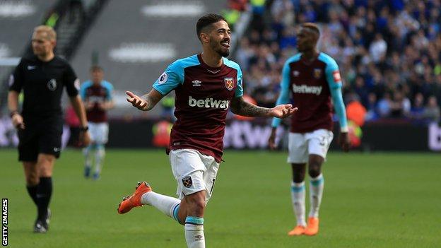 Manuel Lanzini celebrates