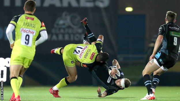 Matt Toomua tackles Finn Russell