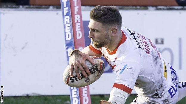 Tommy Makinson scores a try for St Helens