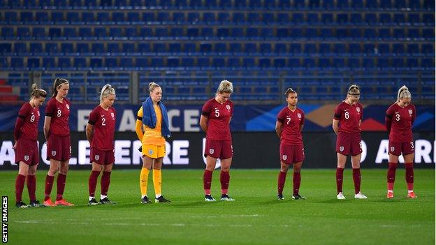 England holds minute's silence before match against France