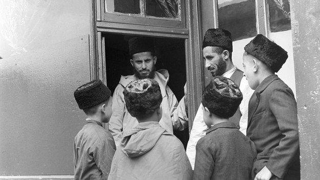 Children at temporary mosque in Cardiff, 1942