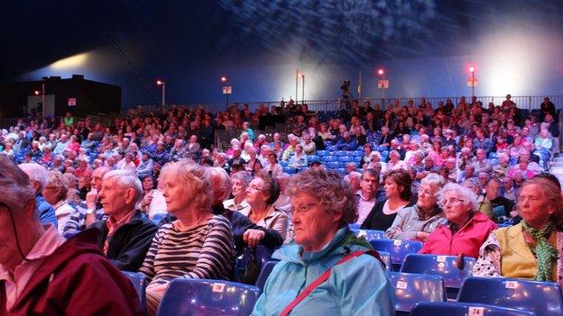 "Tawelwch plîs, pob chware teg!" // The audience transfixed during a performance in the pavilion