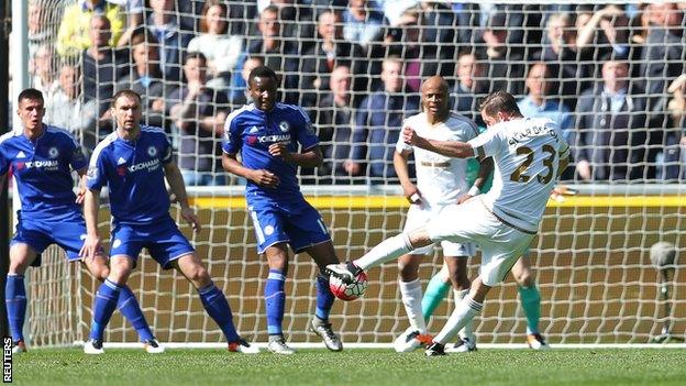 Gylfi Sigurdsson scores