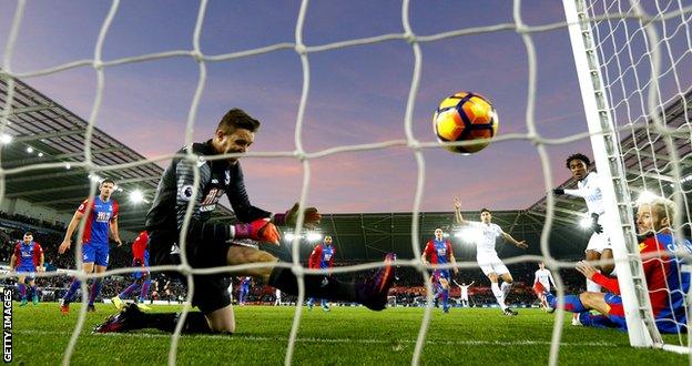 Leroy Fer scores Swansea's second's goal, from a corner