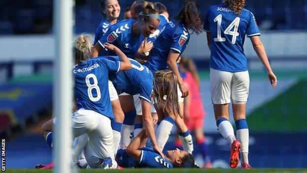 Everton celebrate Valerie Gauvin's winner