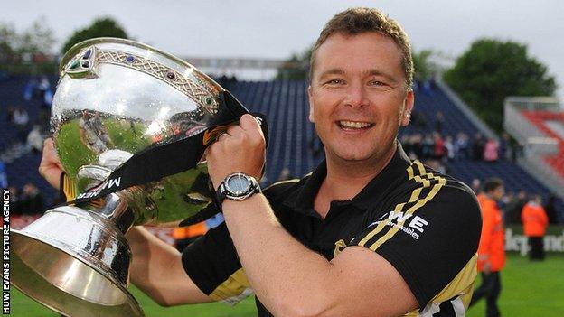 Sean Holley with the Magners League trophy in 2010