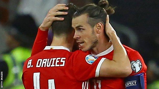 Gareth Bale (R) thanks Ben Davies for setting up his goal against Croatia