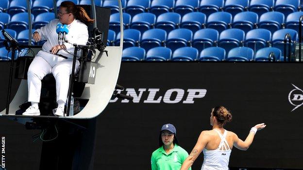 Karolina Pliskova argues with the umpire