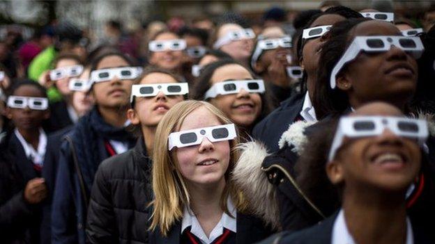 children watching the eclipse