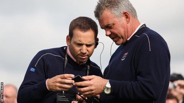 Sergio Garcia in discussion with Darren Clarke at 2010 Ryder Cup