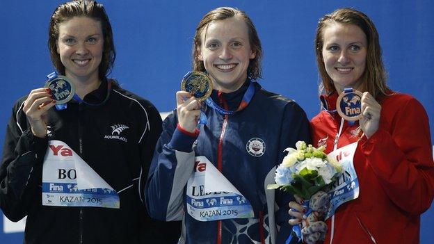 Jazz Carlin (right) with her bronze medal