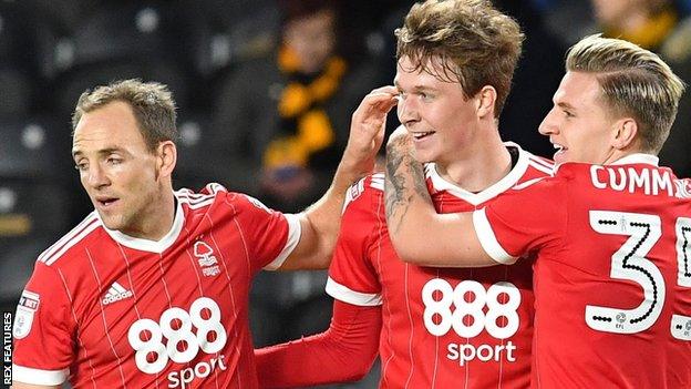 Kieran Dowell (centre)