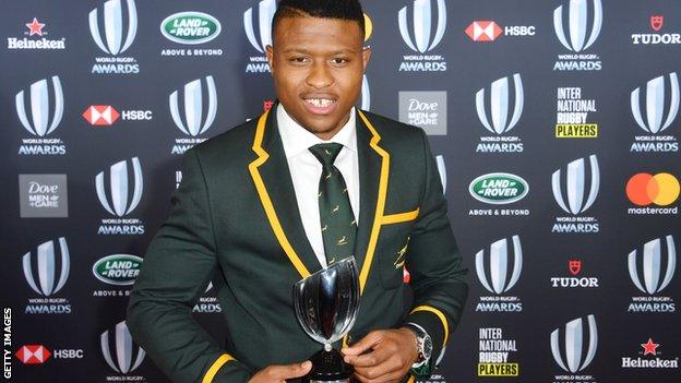 Aphiwe Dyantyi with his award