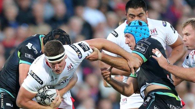 Ospreys pair James King and Justin Tipuric tackle Ulster's Robbie Diack