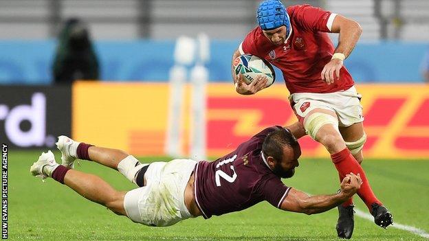 Justin Tipuric evades a Georgia defender