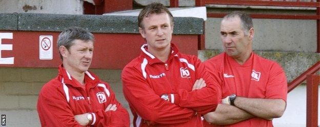 Michael O'Neill (centre) in the Brechin dugout