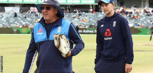 Trevor Bayliss with Joe Root at the MCG