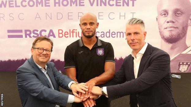 Vincent Kompany (centre)