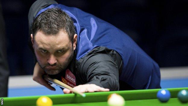 Stephen Maguire plays a pot against Yan Bingtao