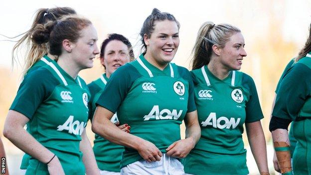 Connacht and Ireland wing Beibhinn Parsons (centre)