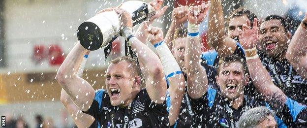 Glasgow Warriors captain Al Kellock lifts the Pro12 trophy in 2015