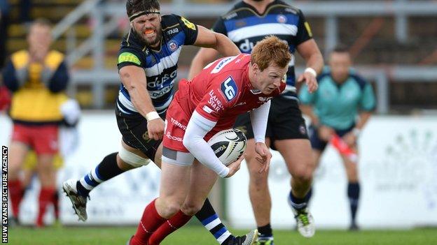 Rhys Patchell scores a try for Scarlets against Bath