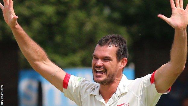 Clint McKay in action for Leicestershire