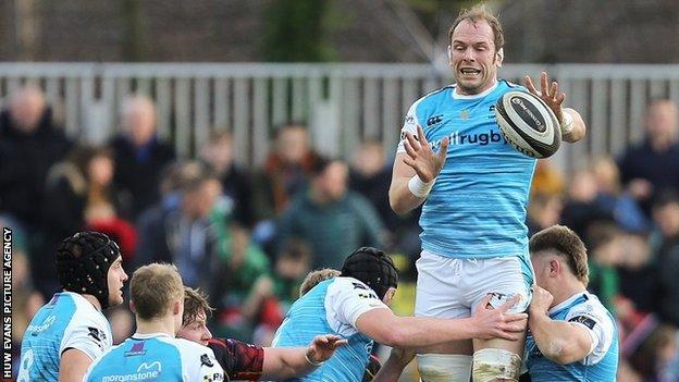 Alun Wyn Jones wins a lineout for Ospreys