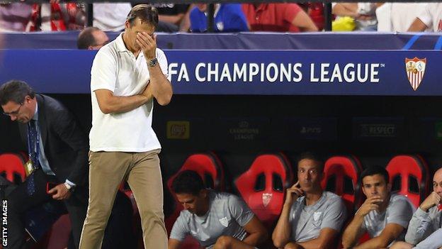 Julen Lopetegui putting his head in his hands