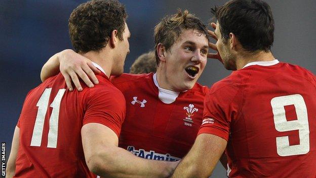 George North a Mike Phillips yn llongyfarch y canolwr Jonathan Davies wedi iddo sgorio cais i Gymru