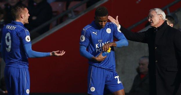 Claudio Ranieri gives instructions to his Leicester players