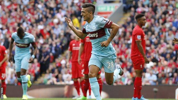 Manuel Lanzini celebrates