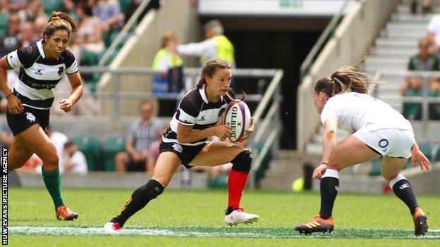 Jasmine Joyce of the Barbarians takes on Leanne Riley of England
