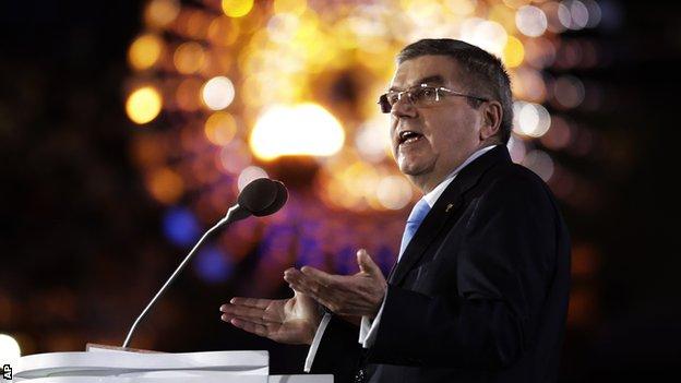 Thomas Bach delivering a speech at the Rio Olympics closing ceremony